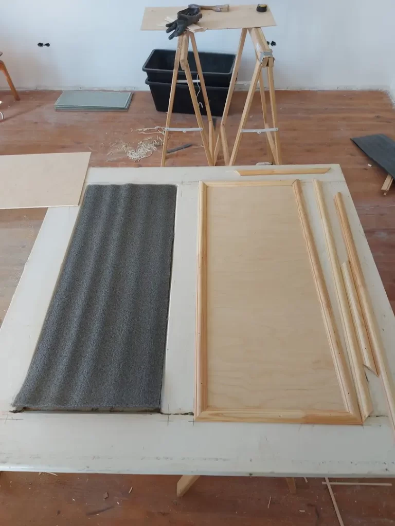 Folyamatban. Habfólia szigetelést kap kívül belül az ajtólap és új fedlapot, szegőléccel_ másolata